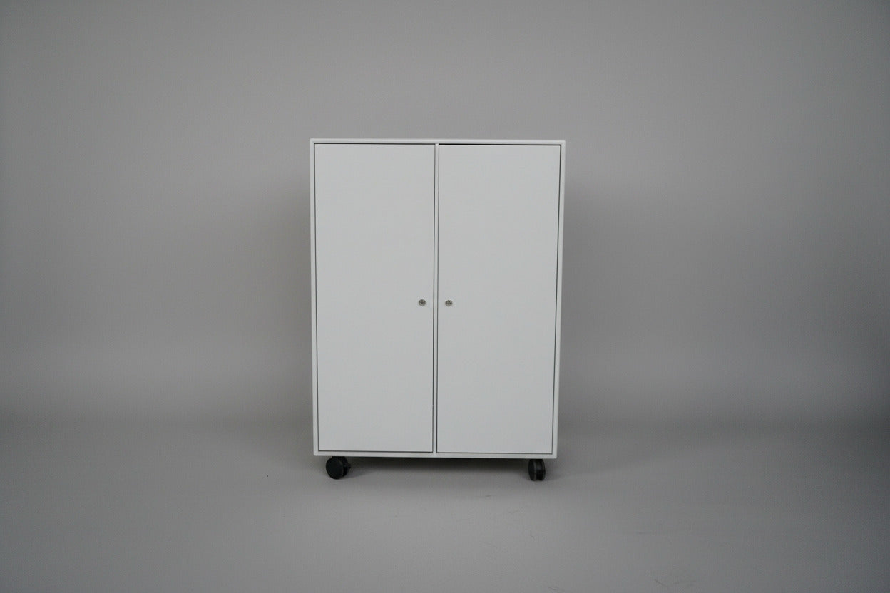 Montana reol i lys grå med 6 rum på hjul set forfra